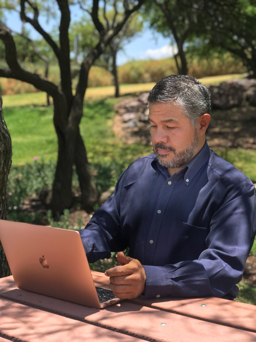 Leopoldo Rodríguez trabajando